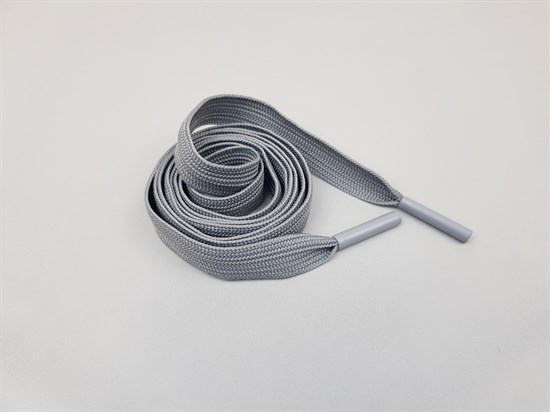 Шнур плоский пэ, с металлическим наконечником, 16мм, цв.серый, дл.140см - фото 19510